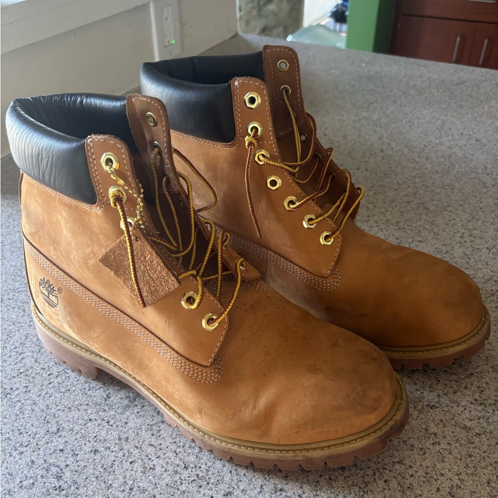 Timberland Tan and Black Boots with Nubuck Leather and Lug Sole